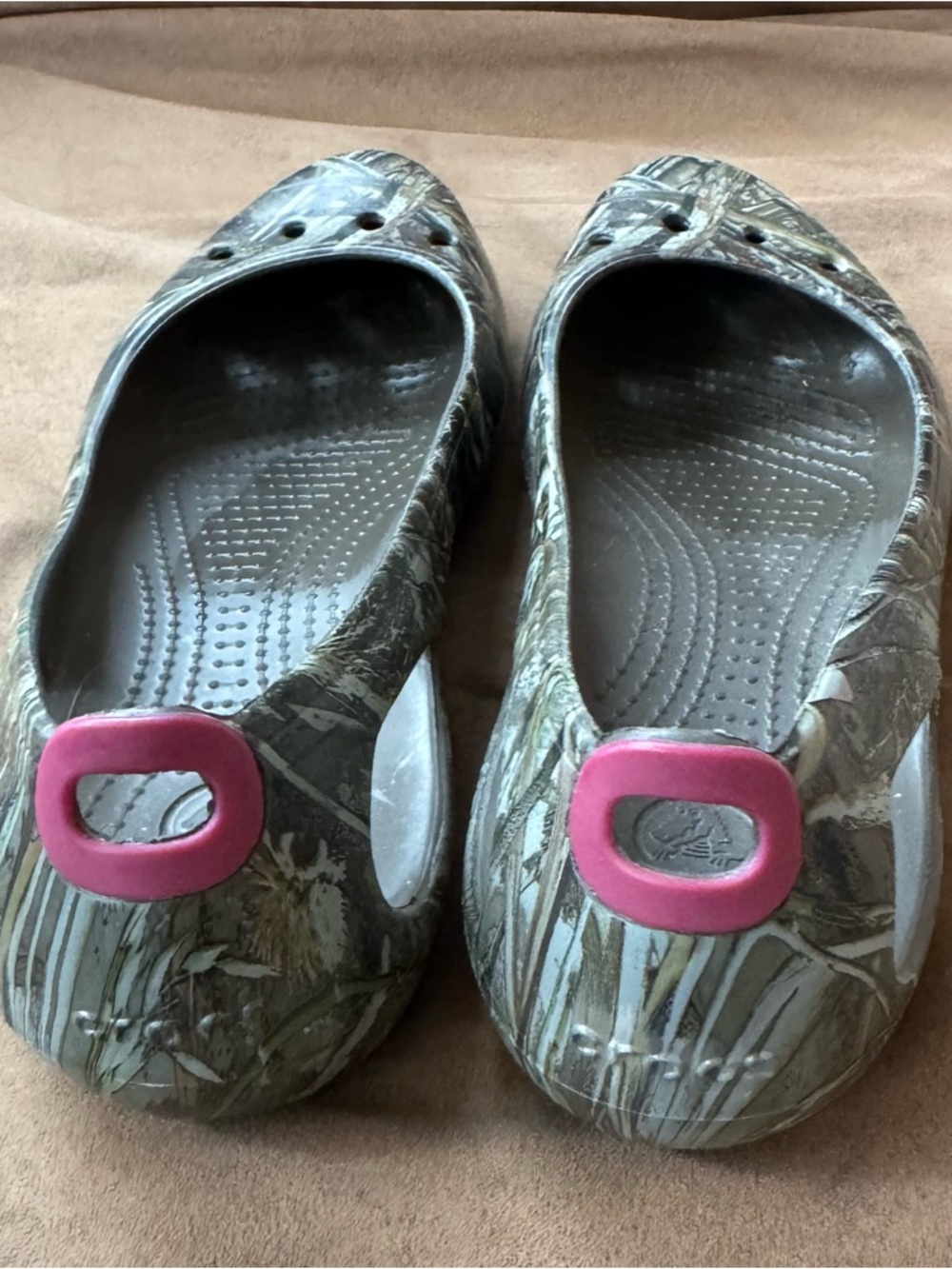 CROCS Women's Brown Camo Slip-On Flats with Pink Heel Tab - Picture 3 of 3